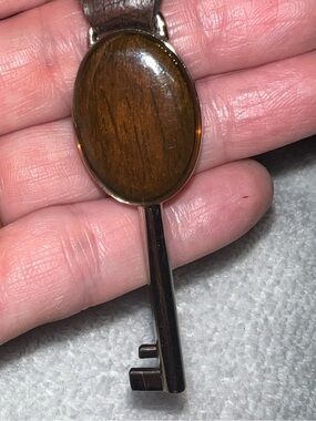 Fossil key fob brown leather strap silver-tone metal key wood-grain pattern
